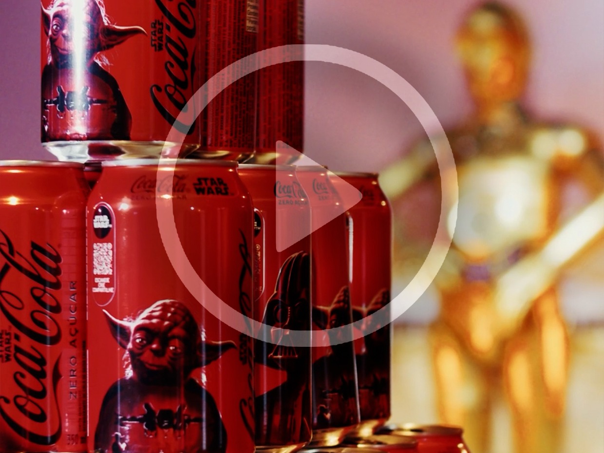 Latas de Coca-Cola sem açúcar empilhadas