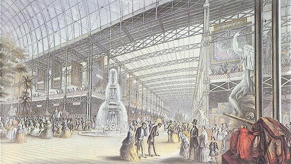 Вялікая выстава ў шкляным павільёне з фантанам і наведвальнікам