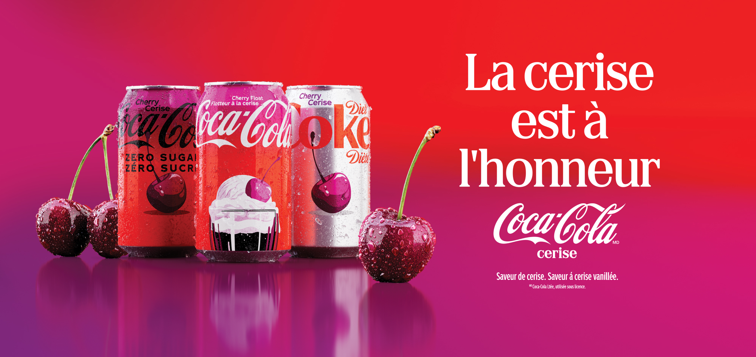 Une image en français montrant les trois mêmes canettes de Coca-Cola à la cerise (Zéro sucre, Flotteur à la cerise, Diet Coke Cerise/Diète) à côté de cerises sur un fond dégradé rouge à violet, avec le titre « La cerise est à l'honneur », le logo Coca-Cola cerise, le slogan « Saveur de cerise. Saveur à cerise vanillée. », et un petit avis de marque de commerce indiquant « Coca-Cola Ltée, utilisée sous licence ».