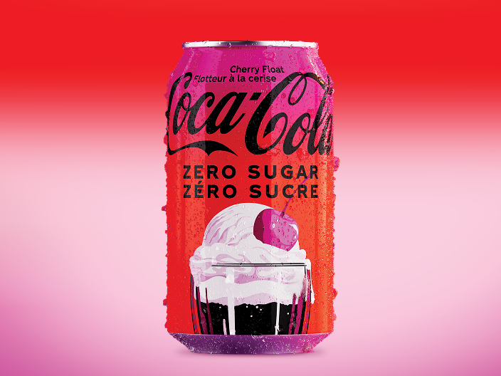 Une canette rouge de Coca-Cola portant l'inscription « Cherry Float / Flotteur à la cerise » et « Zero Sugar / Zéro sucre » en anglais et en français, illustrée d'un flotteur à la crème glacée garni d'une cerise, avec des gouttes de condensation sur la surface, sur un fond en dégradé de rouge à rose.