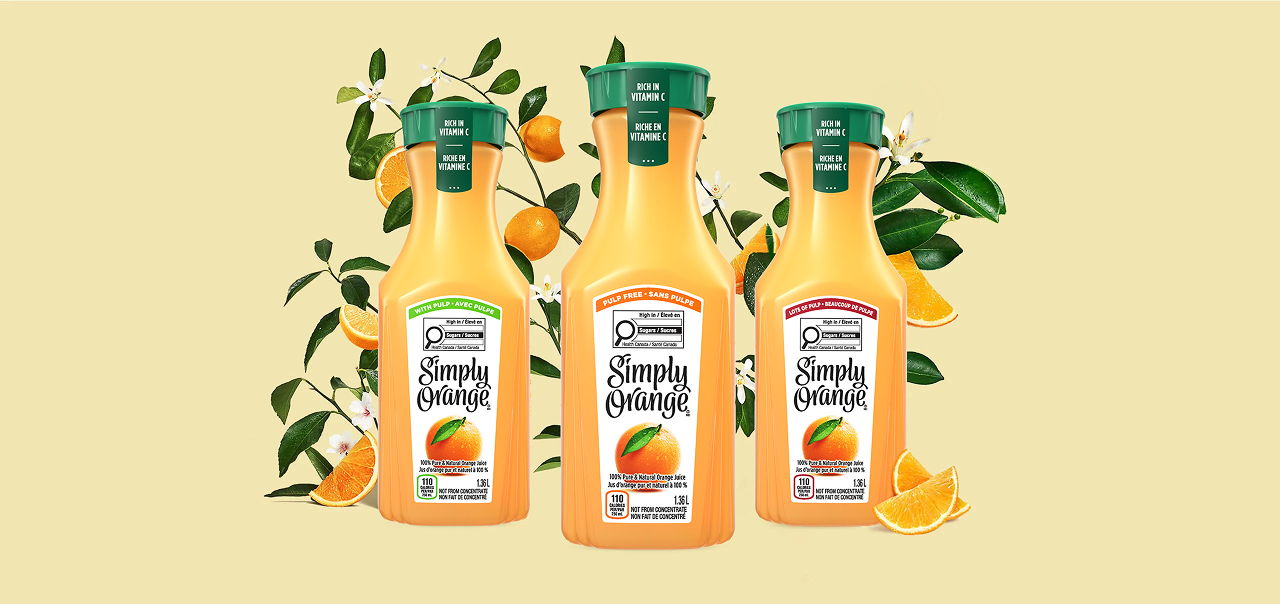 trois carafes de boissons simples sur un fond 