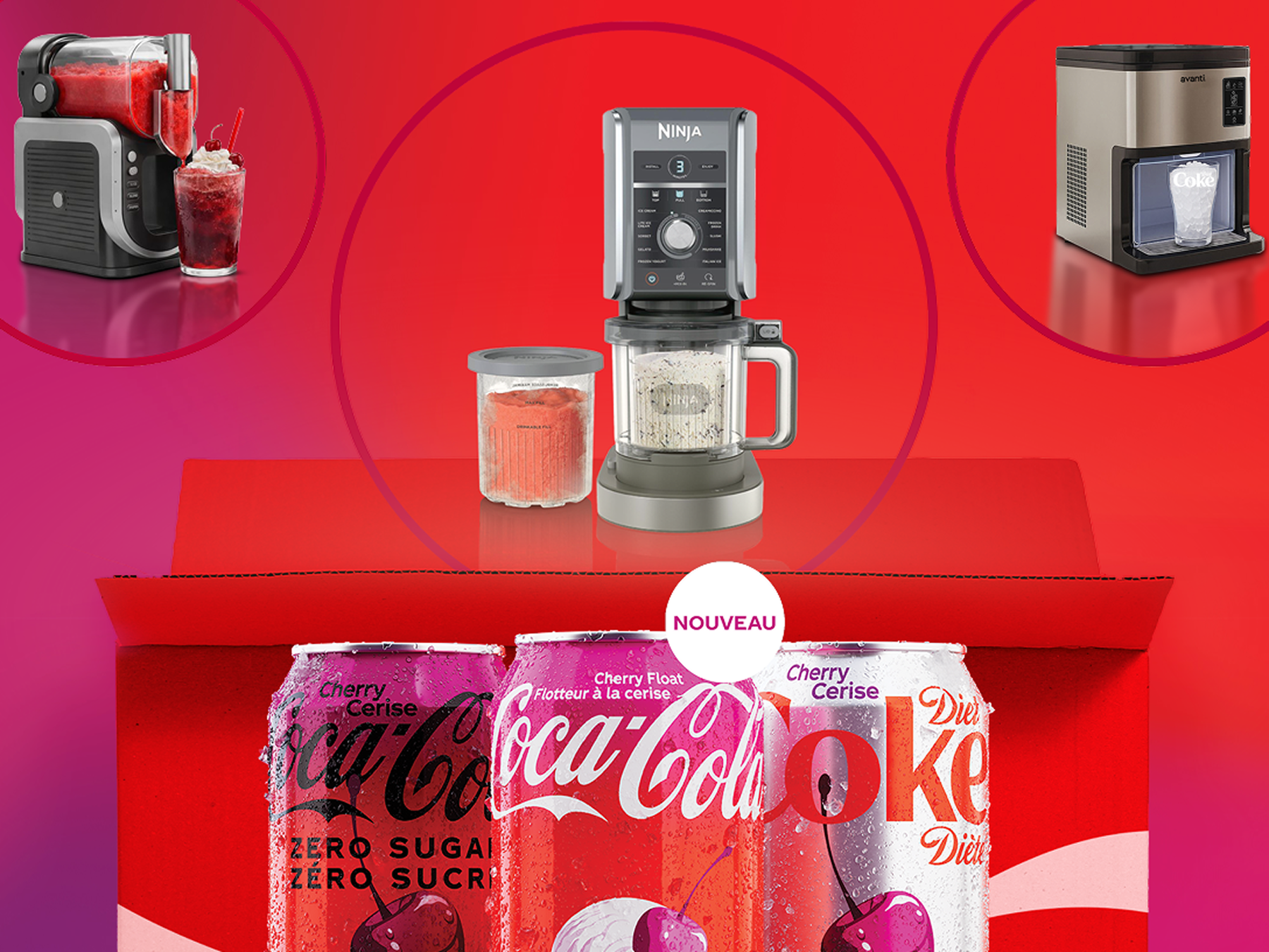 Canettes Coca‑Cola Cherry dans une boîte rouge ouverte avec mélangeur Ninja, machines à glace et badge « Nouveau » sur fond rouge