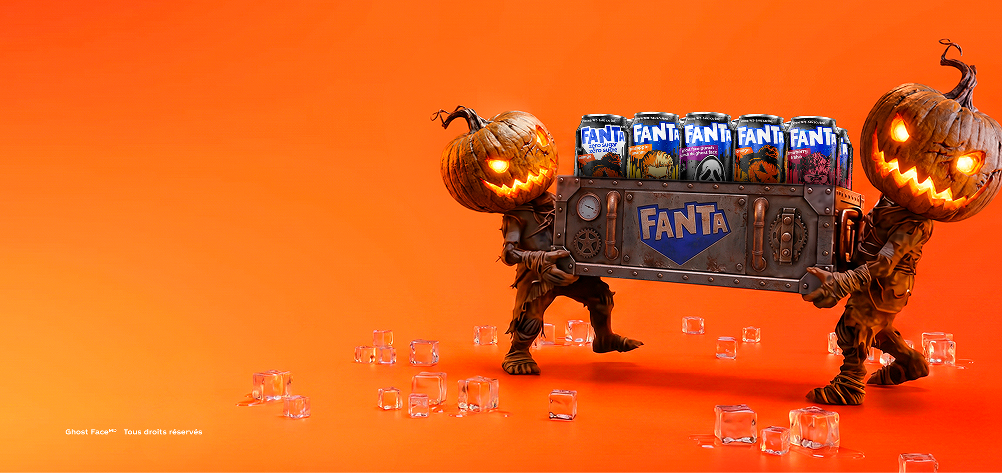 Deux personnages à tête de citrouille portent des canettes pour la promo mobile Fanta Halloween sur un fond orange.