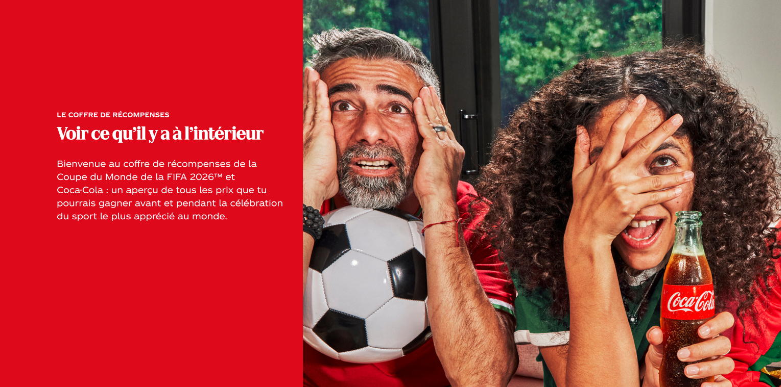 Texte français sur fond rouge à gauche et deux partisans de soccer assis sur un sofa, ballon et bouteille de Coca‑Cola à la main.