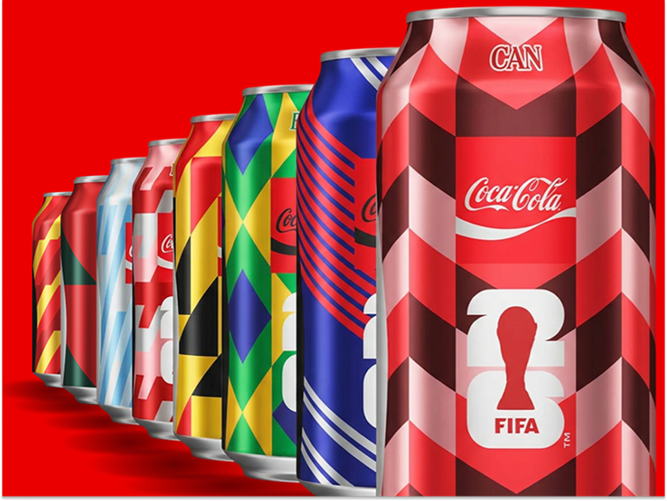 Alignement de canettes de collection Coca-Cola FIFA aux motifs géométriques audacieux sur un fond rouge vif