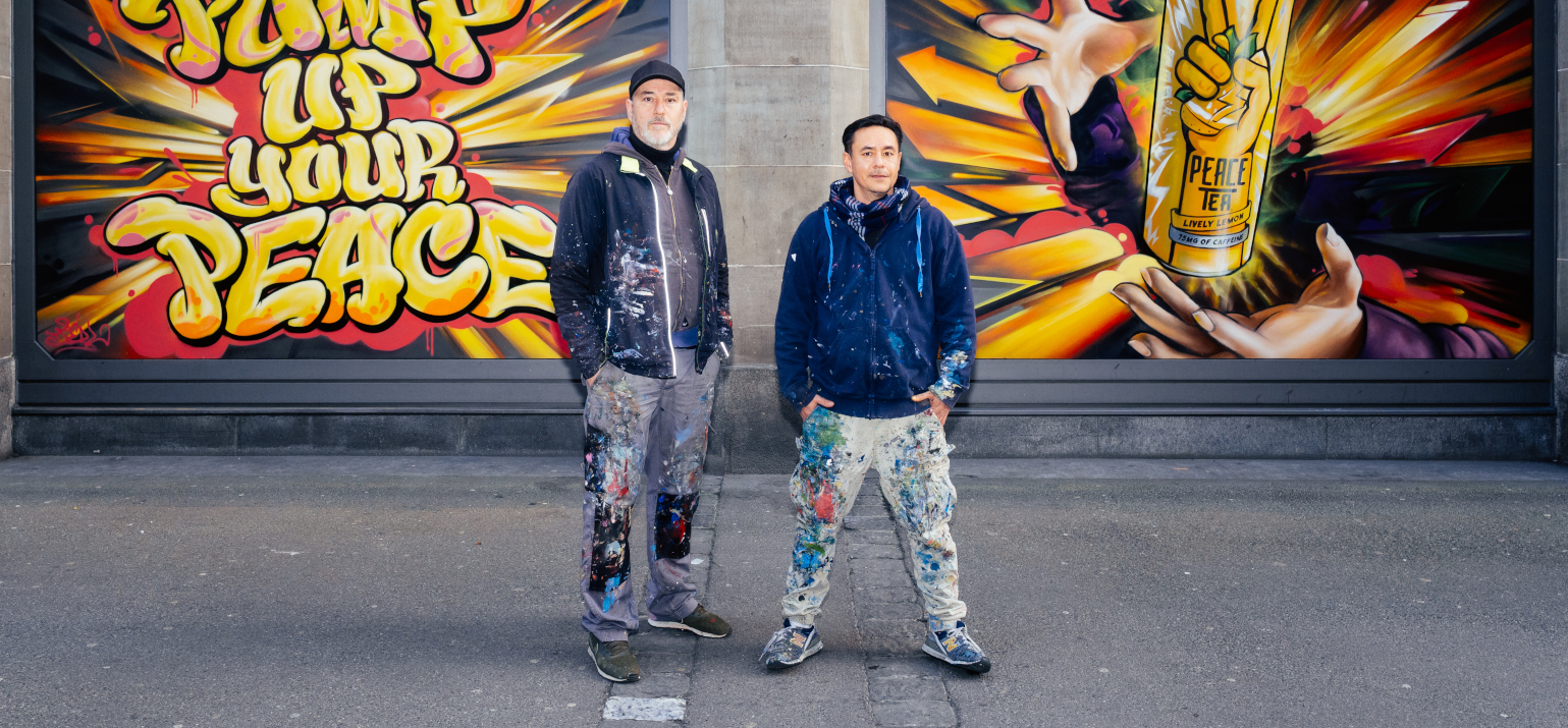 Redl et Alex Hohl devant les vitrines peintes du Coop St. Annahof.