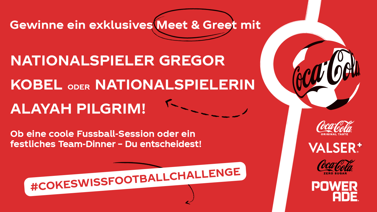 Werbegrafik in rotem Coca-Cola-Design mit einem weißen Fußball, der das Coca-Cola-Logo trägt. Text: „Gewinne ein exklusives Meet & Greet mit Nationalspieler Gregor Kobel oder Nationalspielerin Alayah Pilgrim! Ob eine coole Fussball-Session oder ein festliches Team-Dinner – Du entscheidest!“ Unten Hashtag „#COKESWISSFOOTBALLCHALLENGE“. Rechts Logos von Coca-Cola Original Taste, Valser+, Coca-Cola Zero Sugar und Powerade.