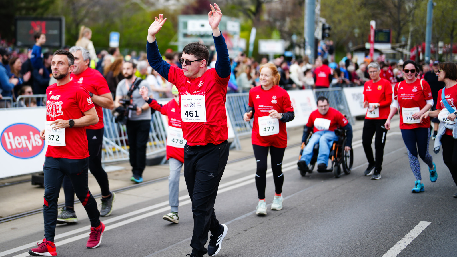 Ein Läufer am Inclusion Run feiert während dem Laufen.