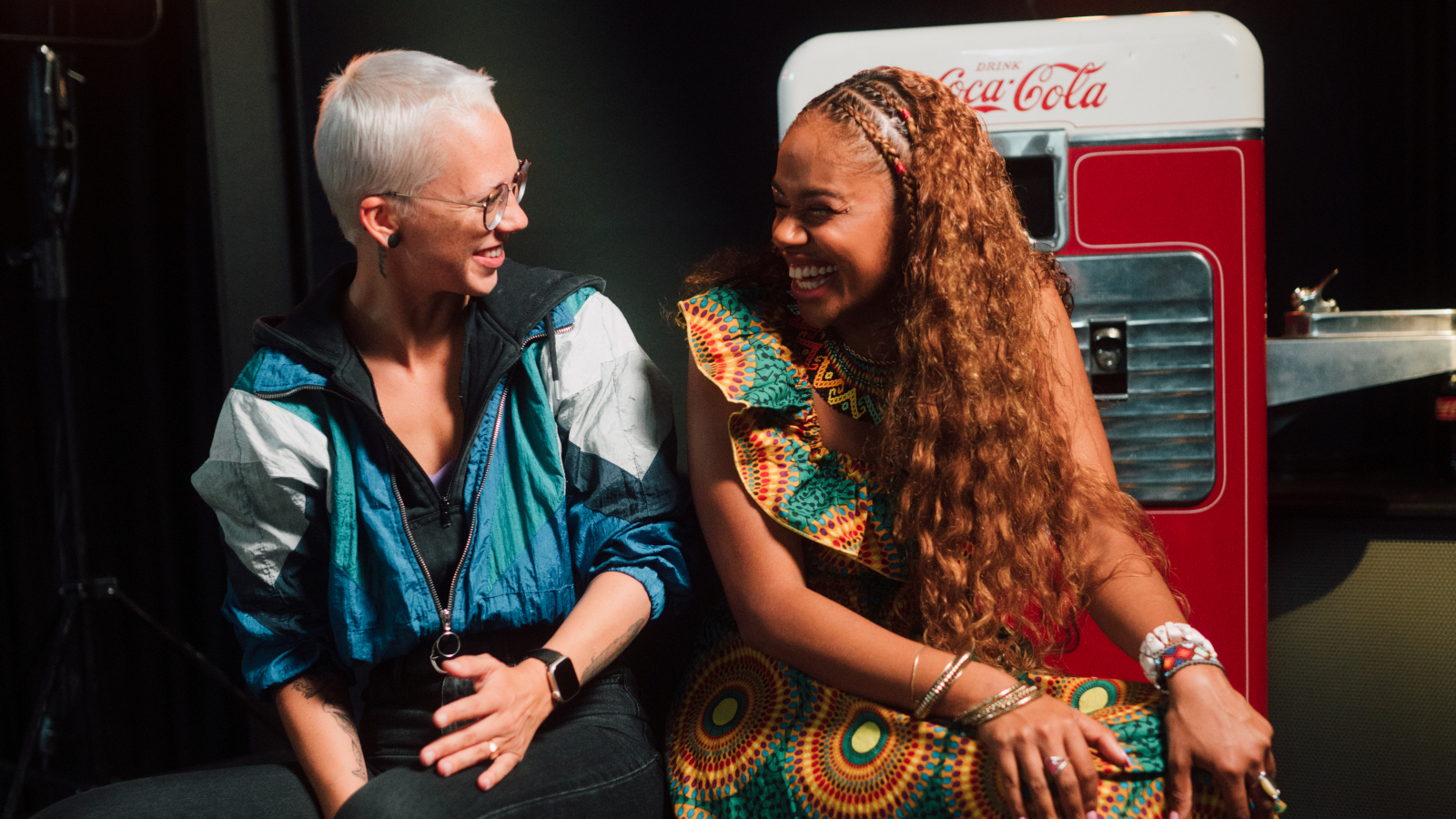 La coach Stefanie Heinzmann avec la gagnante du Soundcheck 2022 Nicky B Fly