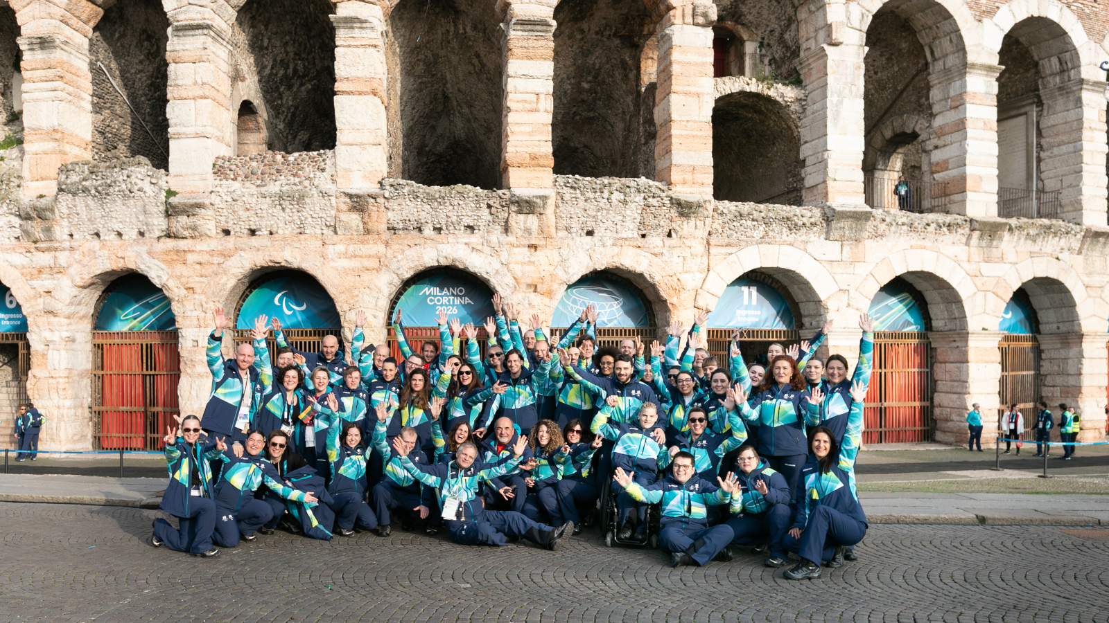 Le groupe des porteuses et porteurs de drapeaux et de pancartes devant le stade à Vérone.