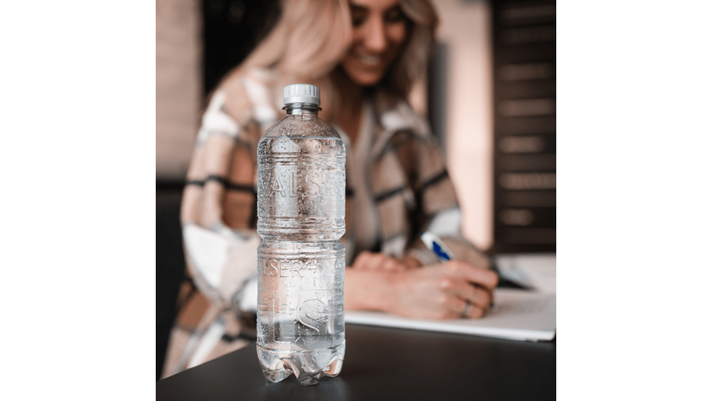 Mineralwasser ohne Etikett