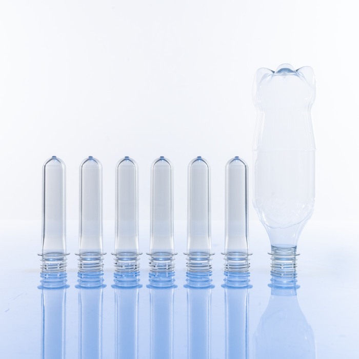 Pour finir, les ébauches en rPET sont transformées, par soufflage, en bouteilles rPET.