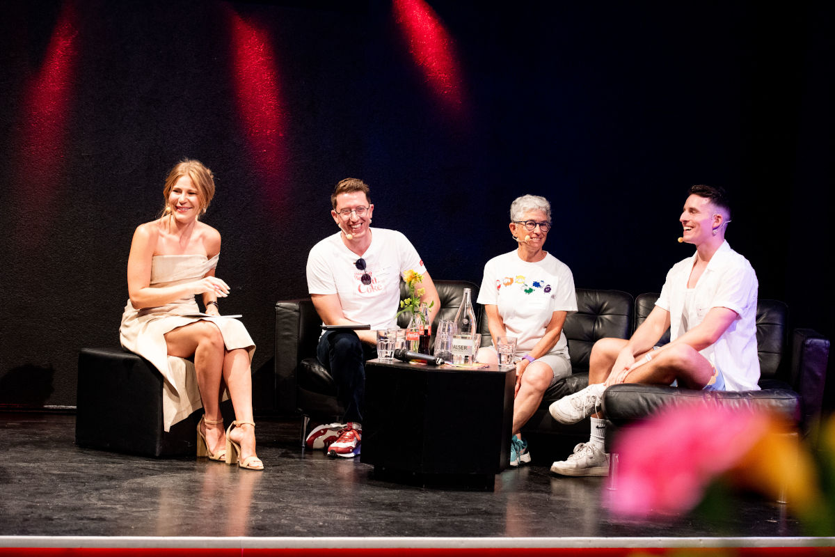 Sur le podium, Sarah Schütz (modératrice), Reyn ffoulkes, Salome Zimmermann et Tim Meier ont discuté du thème « LGBTQI+ & générations ». (Photo : Barbara Müller)