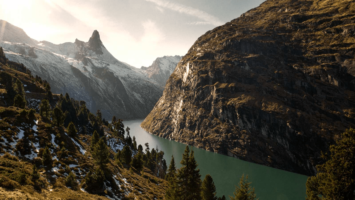 Paysage avec une rivière et une montagne
