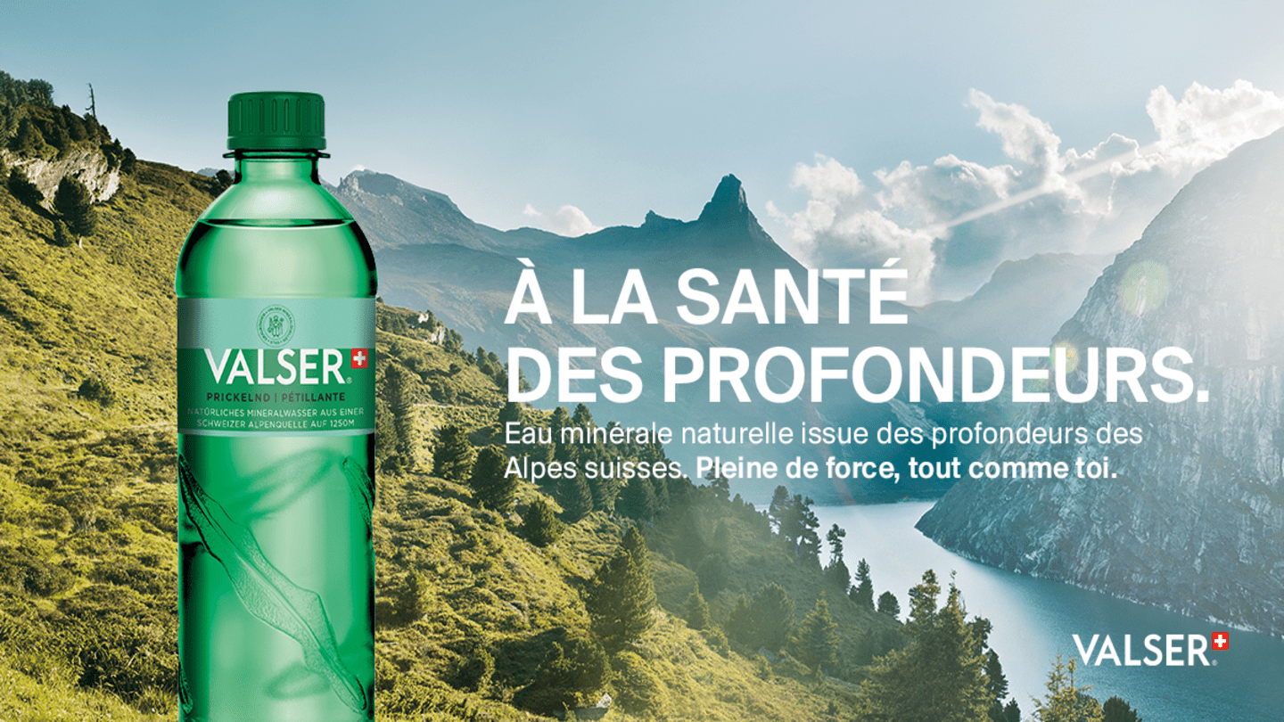Bouteille Valser avec paysage de montagne et rivière en arrière‑plan