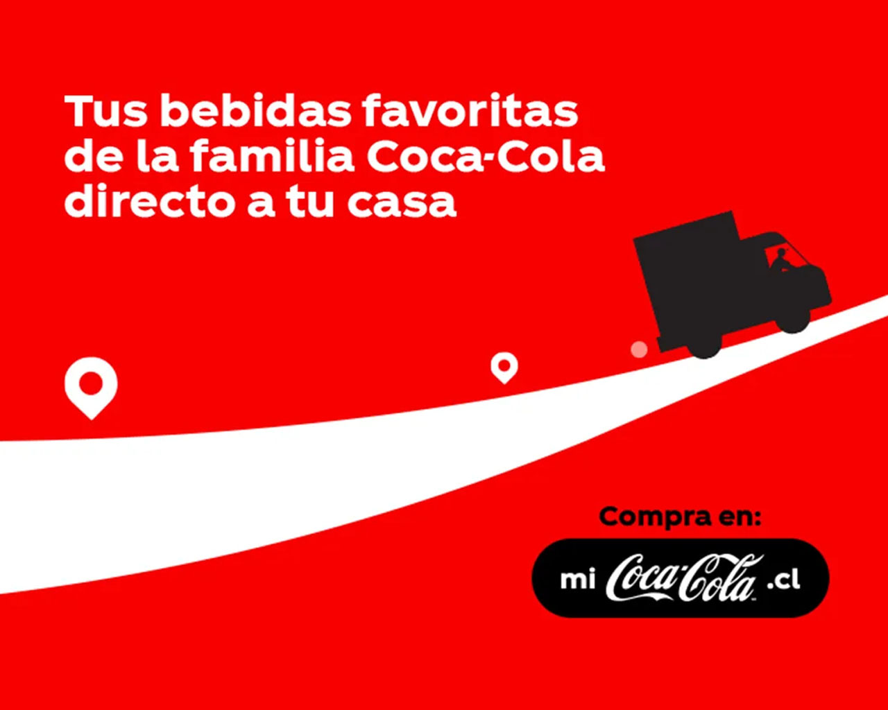 Fondo rojo con una linea diagonal blanca, característica del logo de Coca-Cola. Sobre la línea una silueta Negra de un camion de entregas. Por encima hay un texto que dice “Tus bebidas favoritas de la familia Coca-Cola directo a tu casa” y en la parte inferior dice “Compra en:”  junto al logo de Coca-Cola.