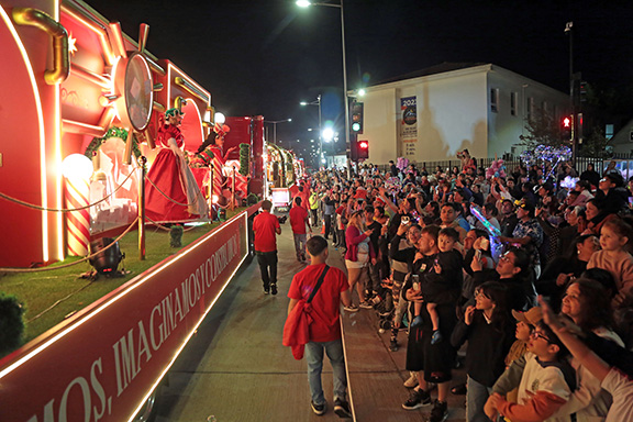 Imagen del público en la caravana de Coca-Cola