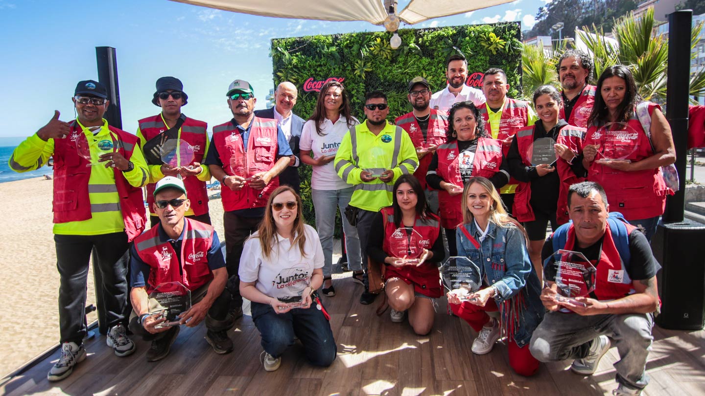 Dos latas de Absolut Sprite y una copa con un elemento verde en una mesa blanca, con un fondo borroso de luces de neón.