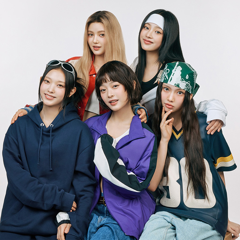 NewJeans en una foto promocional, las cinco integrantes mostrando su estilo característico y cohesión grupal.