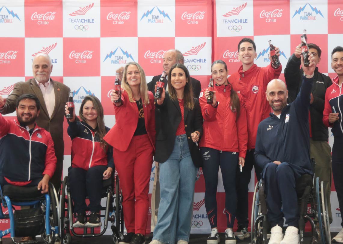 Atletas chilenos y autoridades brindando con botellas, celebrando logros deportivos y alianzas.