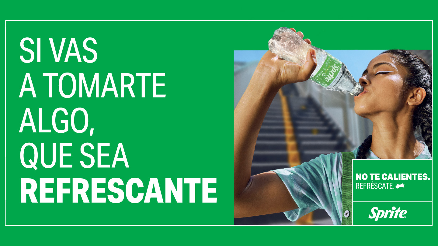 Mujer joven bebiendo de una botella de Sprite mientras se refresca en un día soleado. A su izquierda se encuentra el texto"Si vas a tomarte algo, que sea refrescante" junto al logo de Sprite