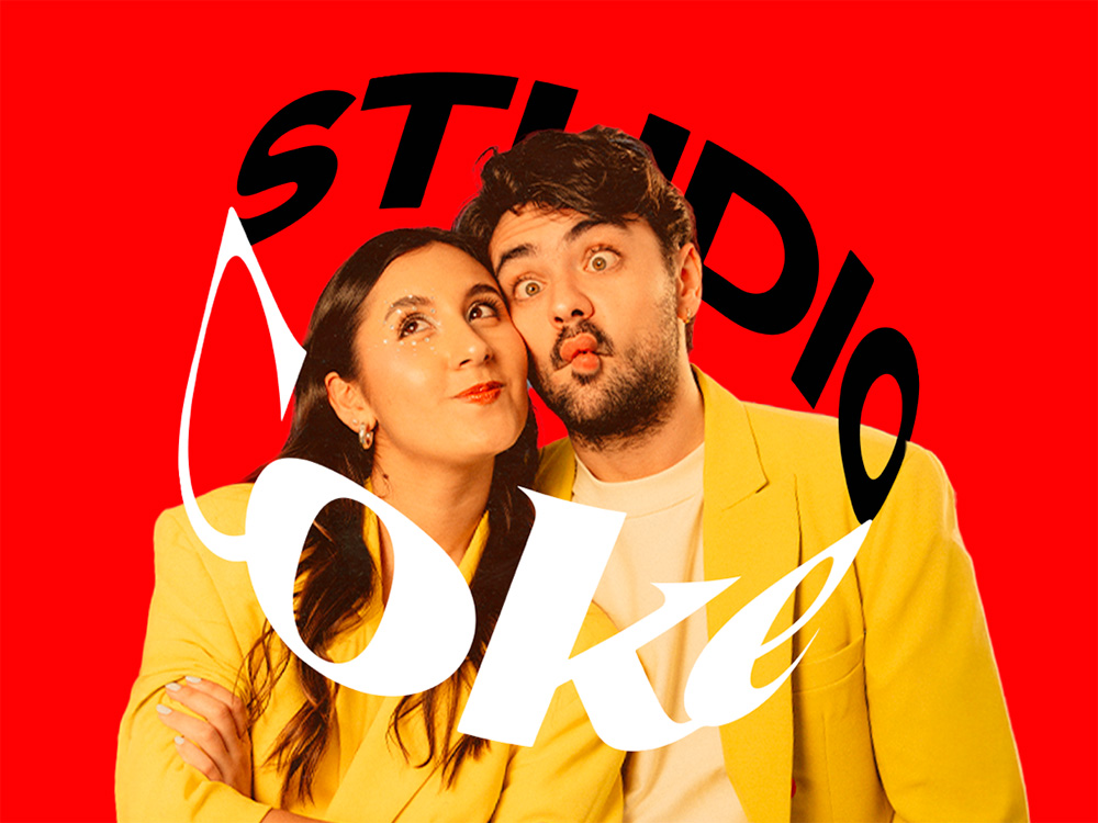 Maca y Gero con sacos amarillos posan sobre fondo rojo; una sonríe y otra hace un gesto divertido; logo de “Coke Studio” superpuesto.