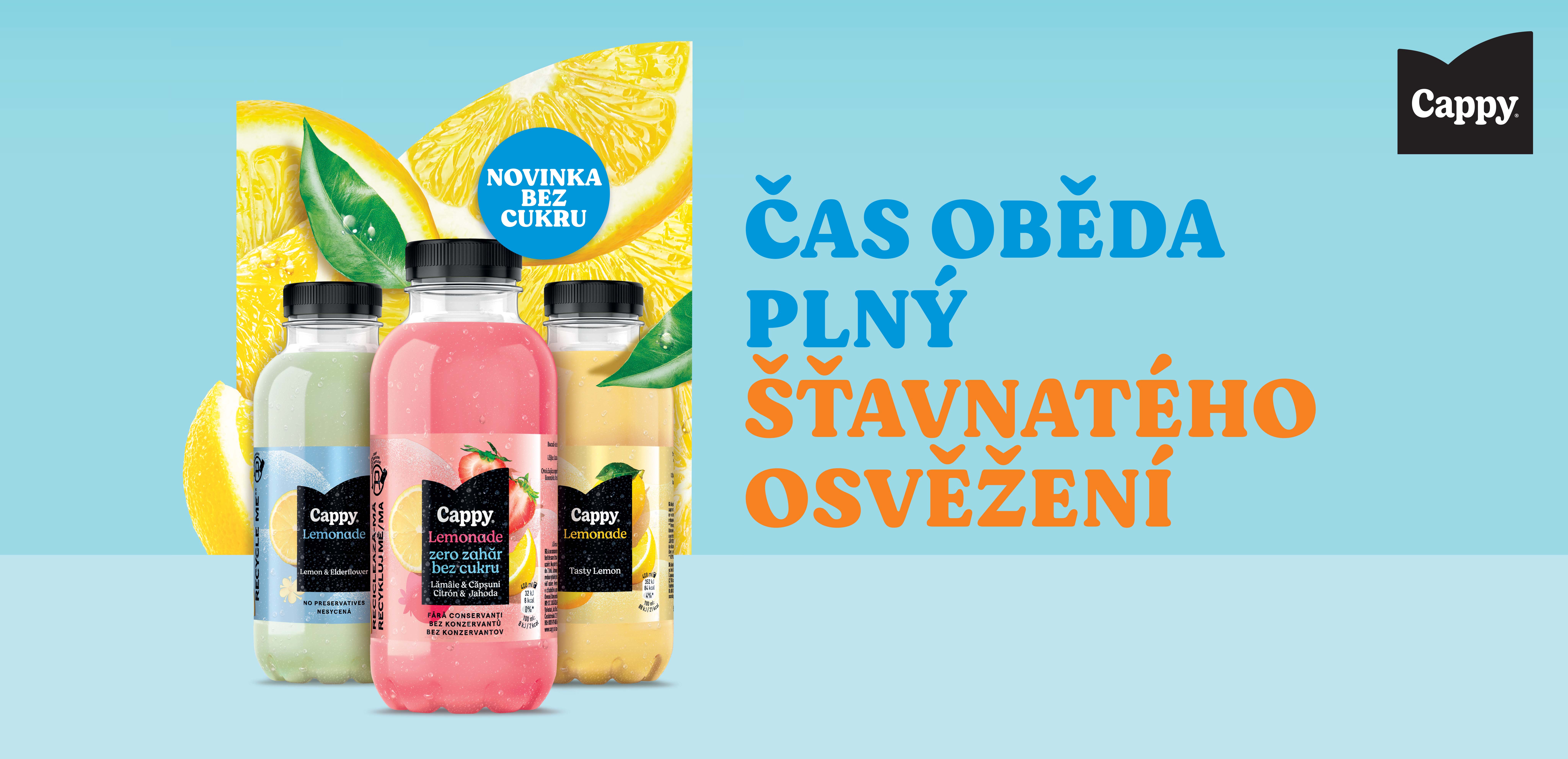 Tři láhve Cappy Lemonade různých příchutí na modrém pozadí s citrónovou grafikou a textem o osvěžení.