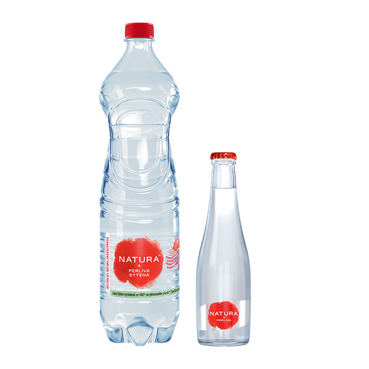 Plastová a skleněná láhev perlivé Natura perlivá se syceným obsahem, na bílém pozadí.