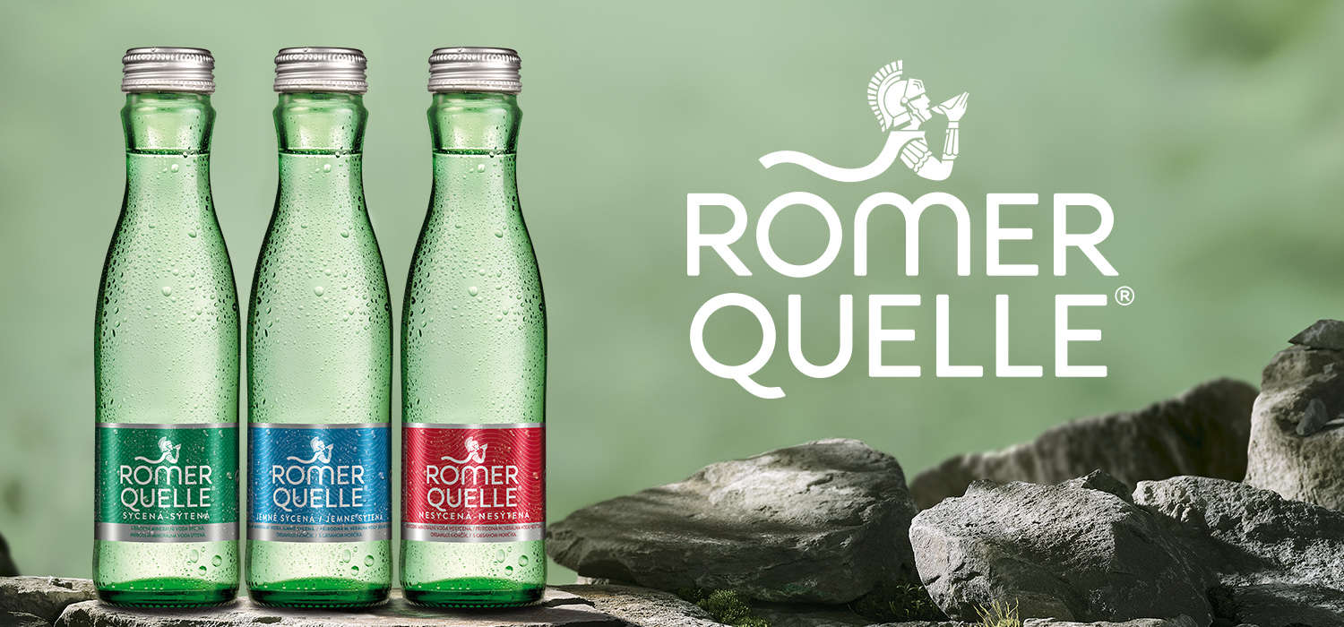 Tři skleněné láhve minerální vody Römerquelle s různými etiketami na zeleném pozadí s kameny.