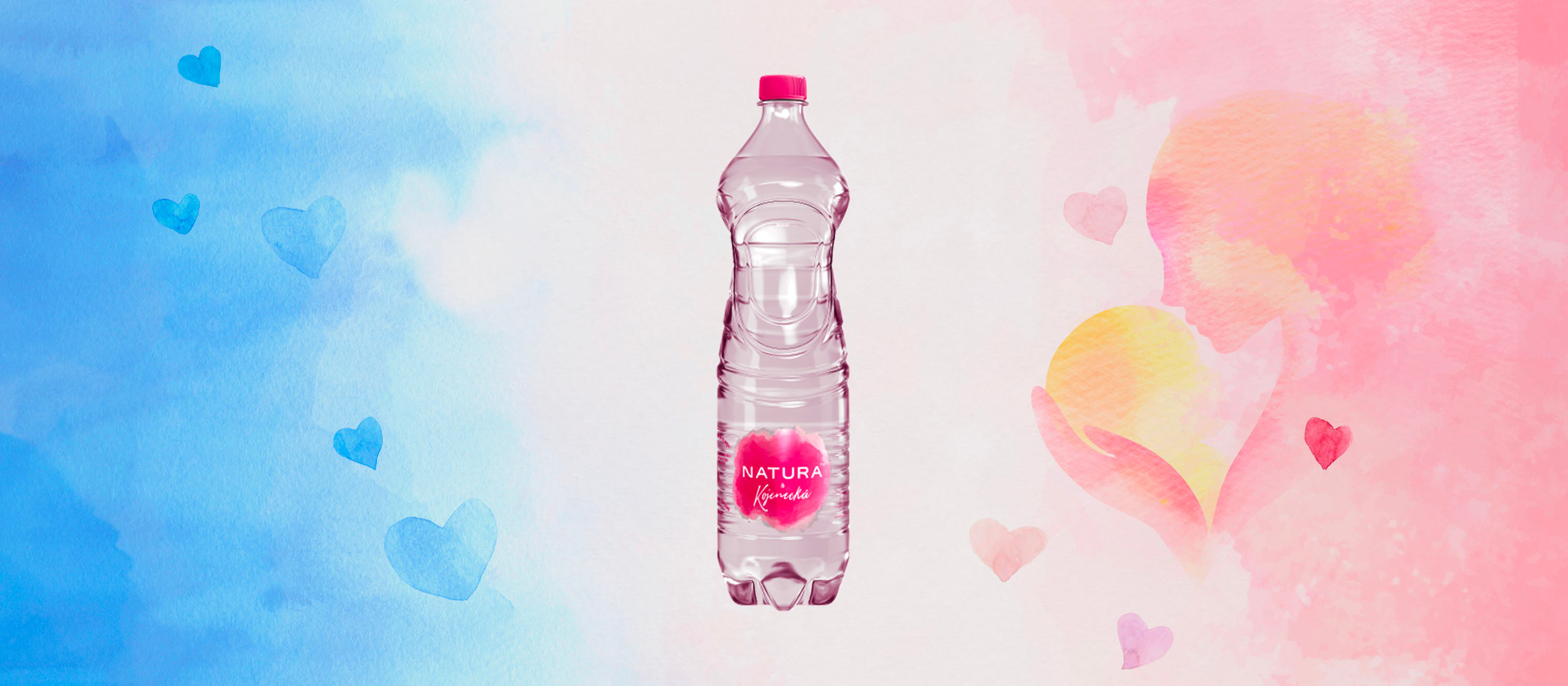 Plastová láhev Natura Kojenecká na romantickém pozadí s modrými a růžovými srdci.