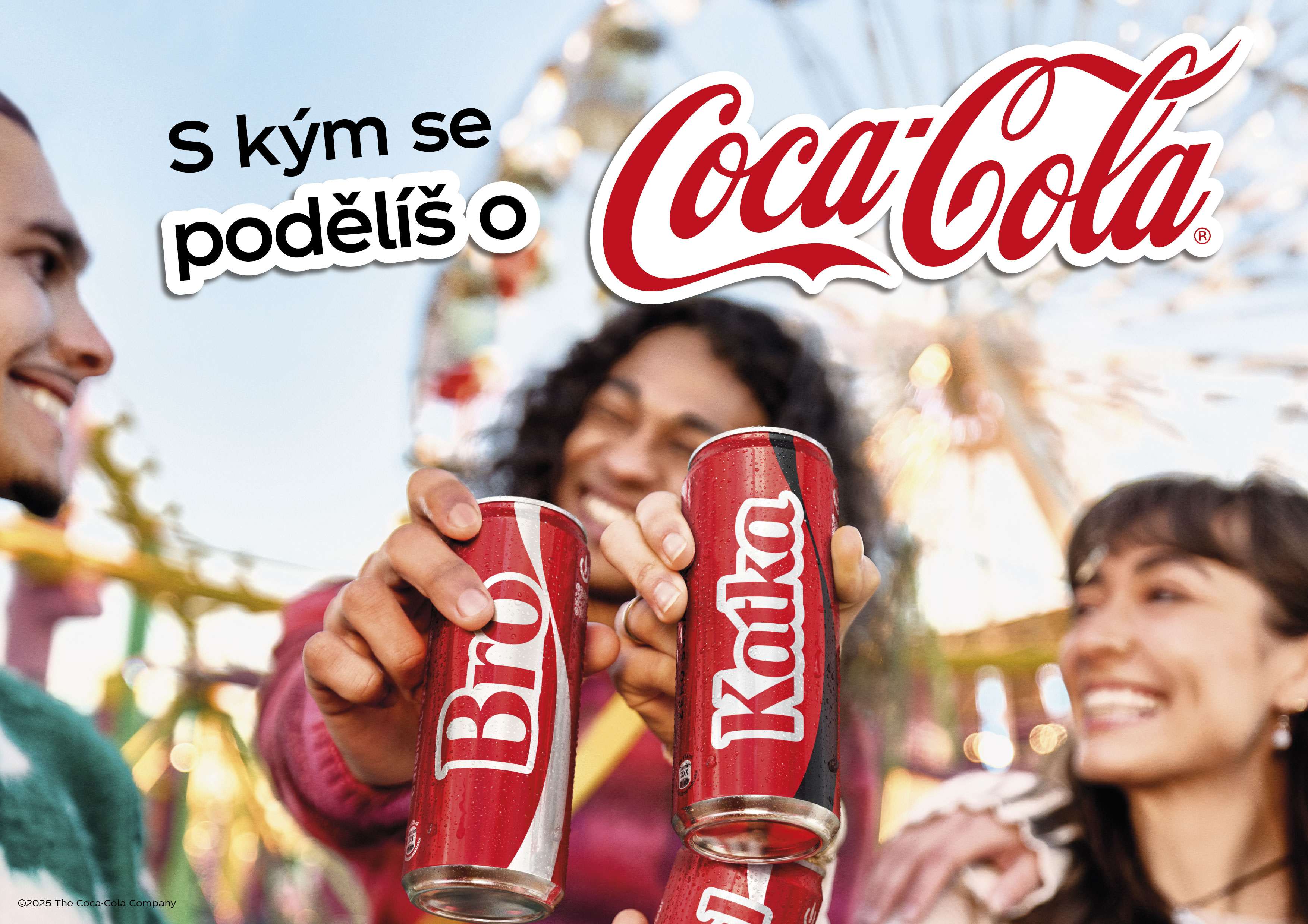 Ľudia držia plechovky Coca-Cola