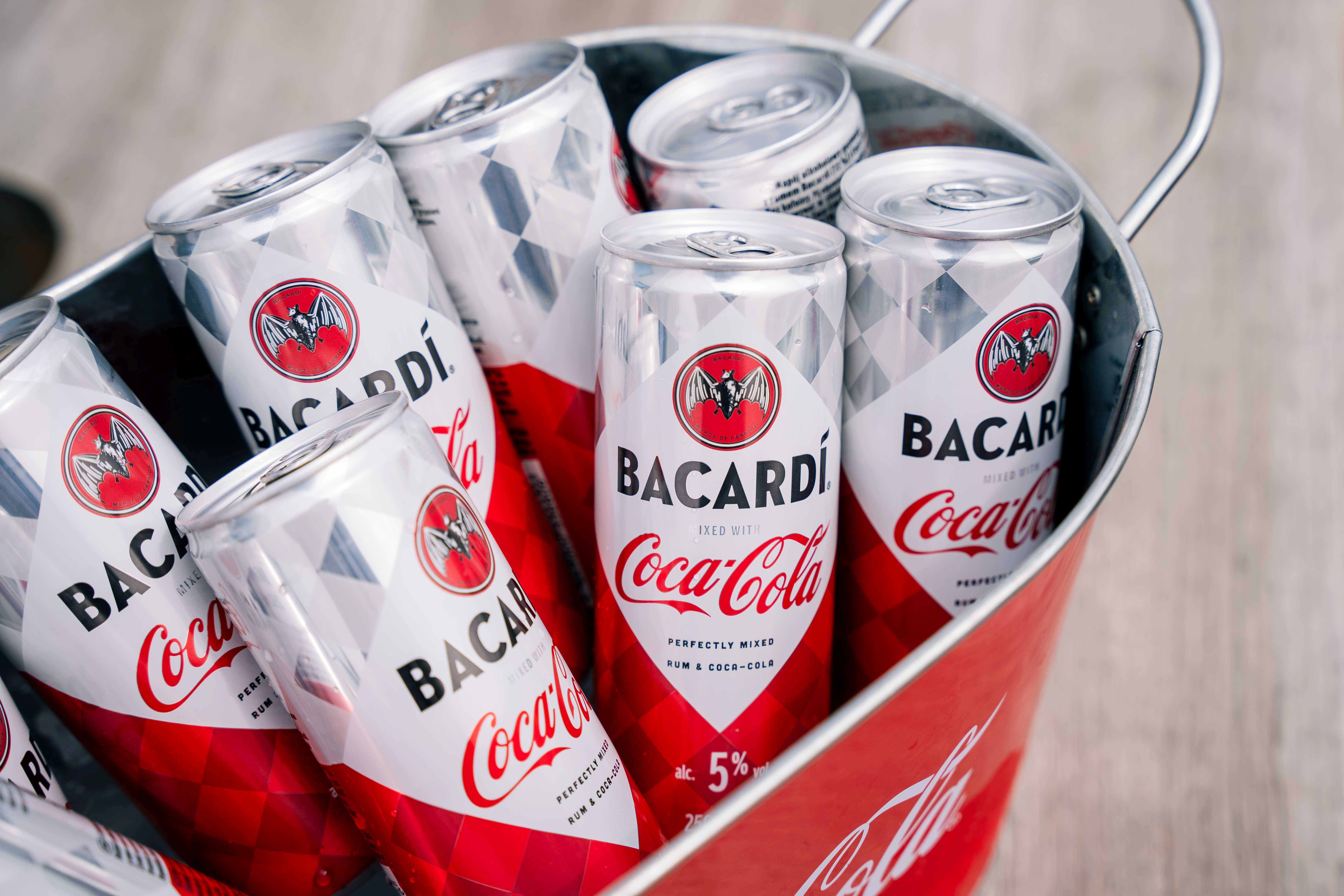 Ikonické duo: Rum BACARDÍ a Coca-Cola se spojily v novém Ready-to-Drink koktejlu 