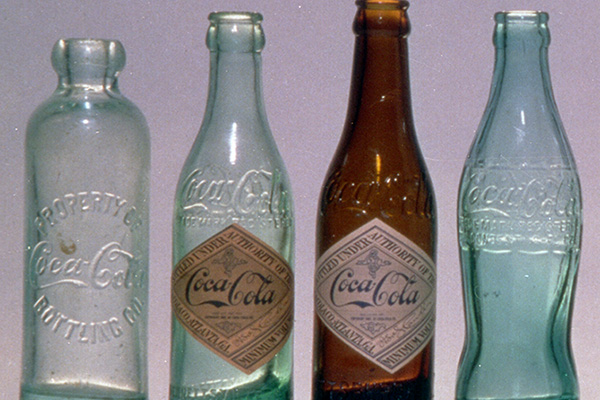 Bouteilles en verre de Coca‑Cola, photo historique