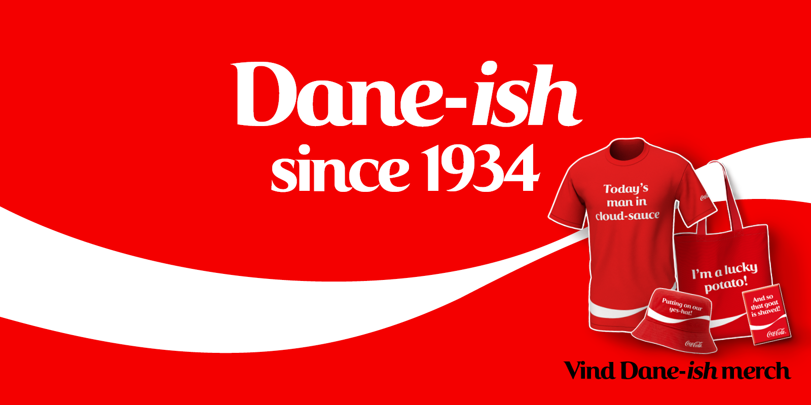 Teksten »Dane-ish since 1934« i hvid skrift på rød baggrund med forskellige Coca-Cola-merchandise-produkter til højre.