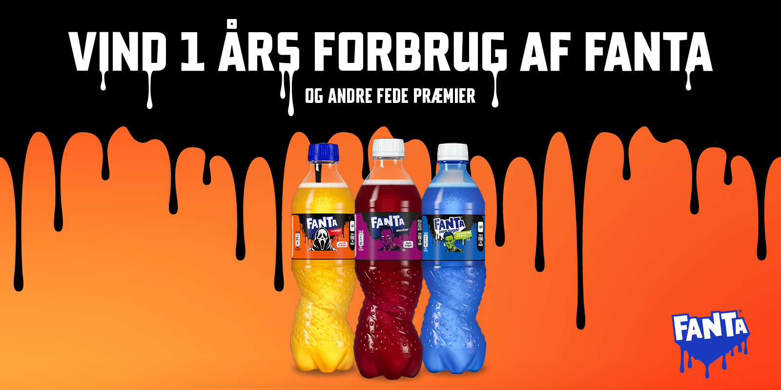 Reklamebanner med sort baggrund og orange “dryppende” grafik. Øverst står teksten: “VIND 1 ÅRS FORBRUG AF FANTA” og nedenunder “OG ANDRE FEDE PRÆMIER” i hvide blokbogstaver med dryppeeffekt. I midten ses tre Fanta-flasker i forskellige farver og varianter foran en orange gradientbaggrund. Nederst til højre er Fanta-logoet med blå dryppeeffekt.