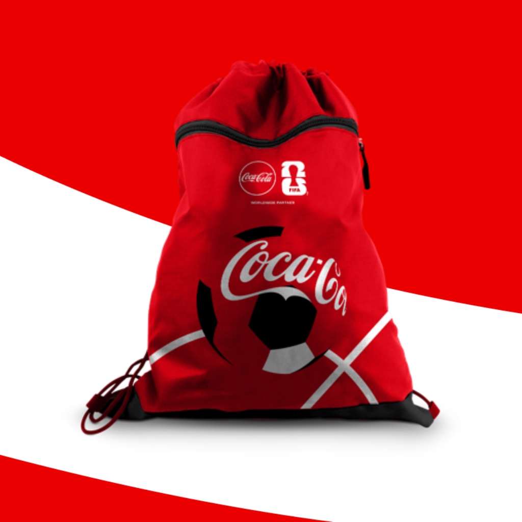 Rød Coca-Cola snørepose med fodboldgrafik og FIFA-logo på sort baggrund.