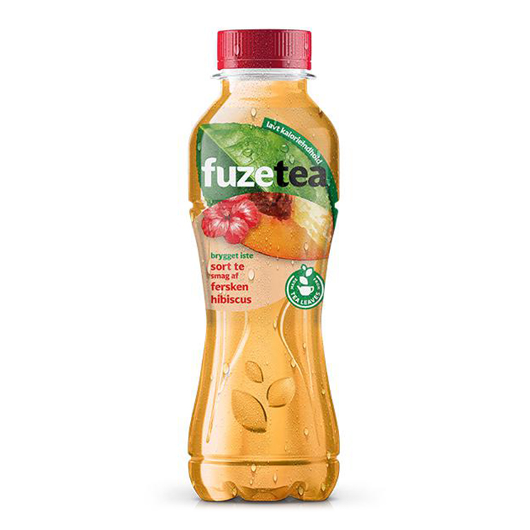 Fuze Tea Fersken & Hibiscus-plastikflaske på hvid baggrund