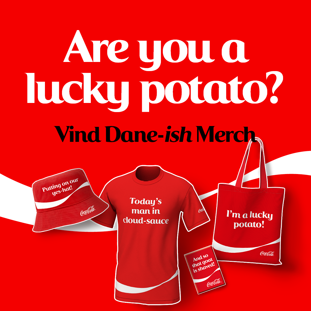 Rød Coca‑Cola-kampagnegrafik med teksten “Are you a lucky potato?” og visning af rød hat, T‑shirt, mulepose og notesbog med humoristiske slogans.