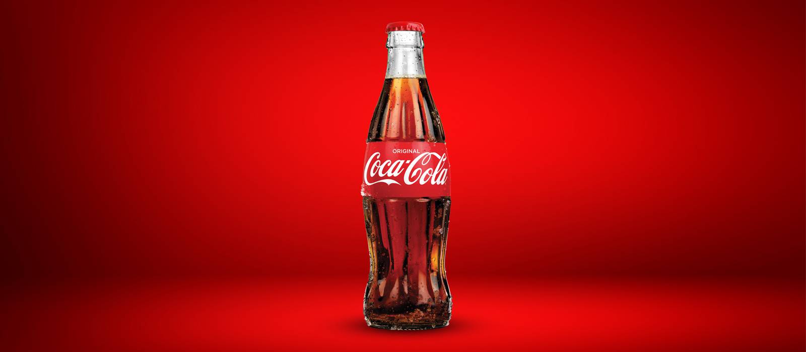 Une bouteille de Coca-Cola avec un fond rouge