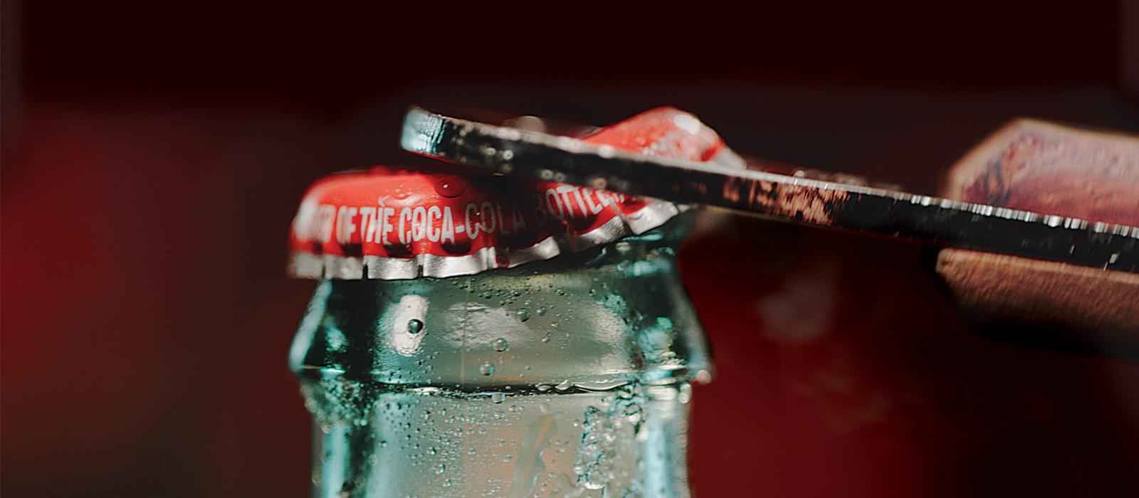 Pudeliavaja avab külma Coca-Cola pudeli.