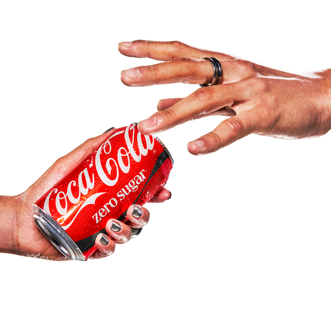 Käsi hoiab punast Coca-Cola Zero Sugar purki.