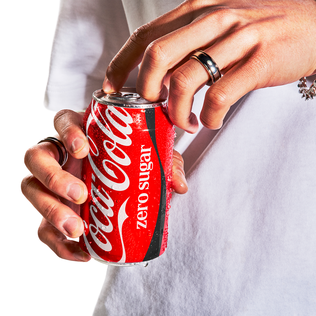 Inimene avab punast Coca-Cola purki.