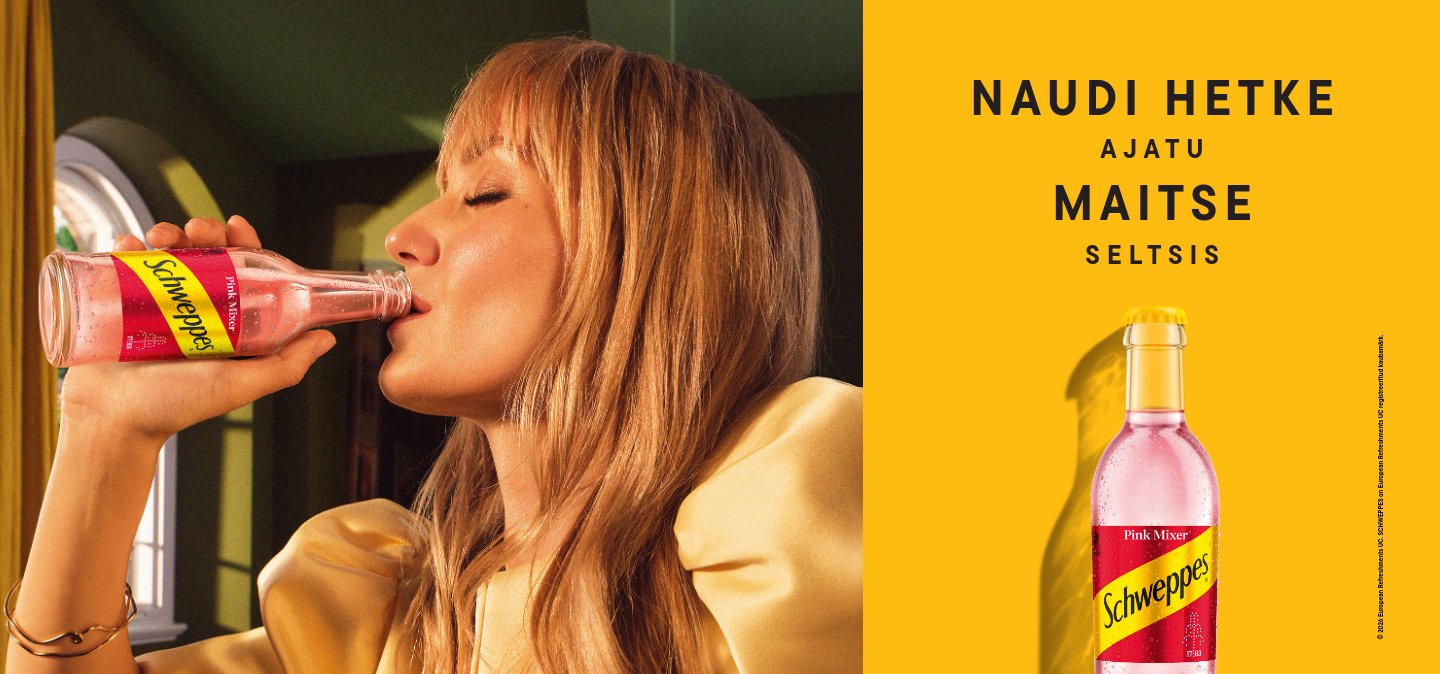 Inimene joob Schweppesi Pink Mixerit, taustal kollane reklaam sõnumiga „Naudi hetke, ajatu maitse seltsis“.