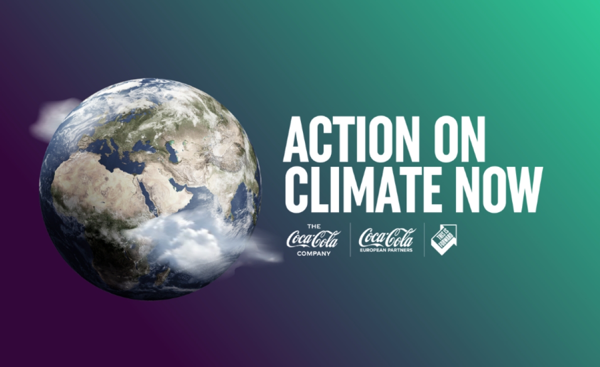 Maa kujutis koos pilvede ja rohelise-sinise taustaga, kõrval tekst „Action on Climate Now“ ning Coca-Cola ja partnerite logod.