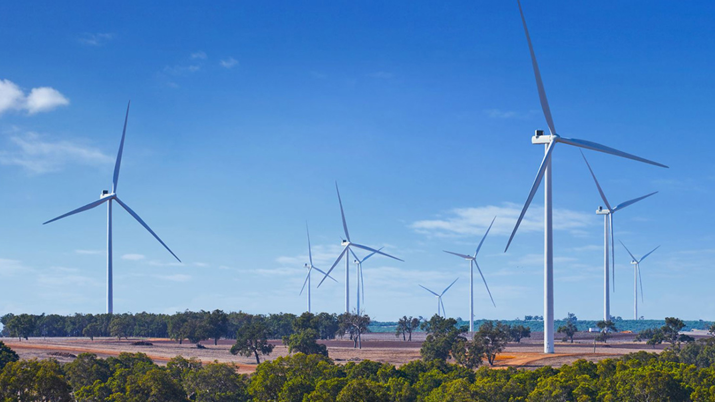 Tuulegeneraatorid avaral maastikul sinise taeva all.