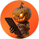 Rundt ikon med Halloween-tema, hvor et uhyggeligt græskar med glødende øjne holder en tablet foran en orange baggrund.