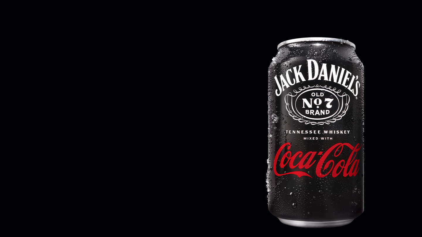 Kanaçe Jack Daniel’s dhe Coca-Cola me ngjyrë të zezë dhe tekst të bardhë e të kuq.