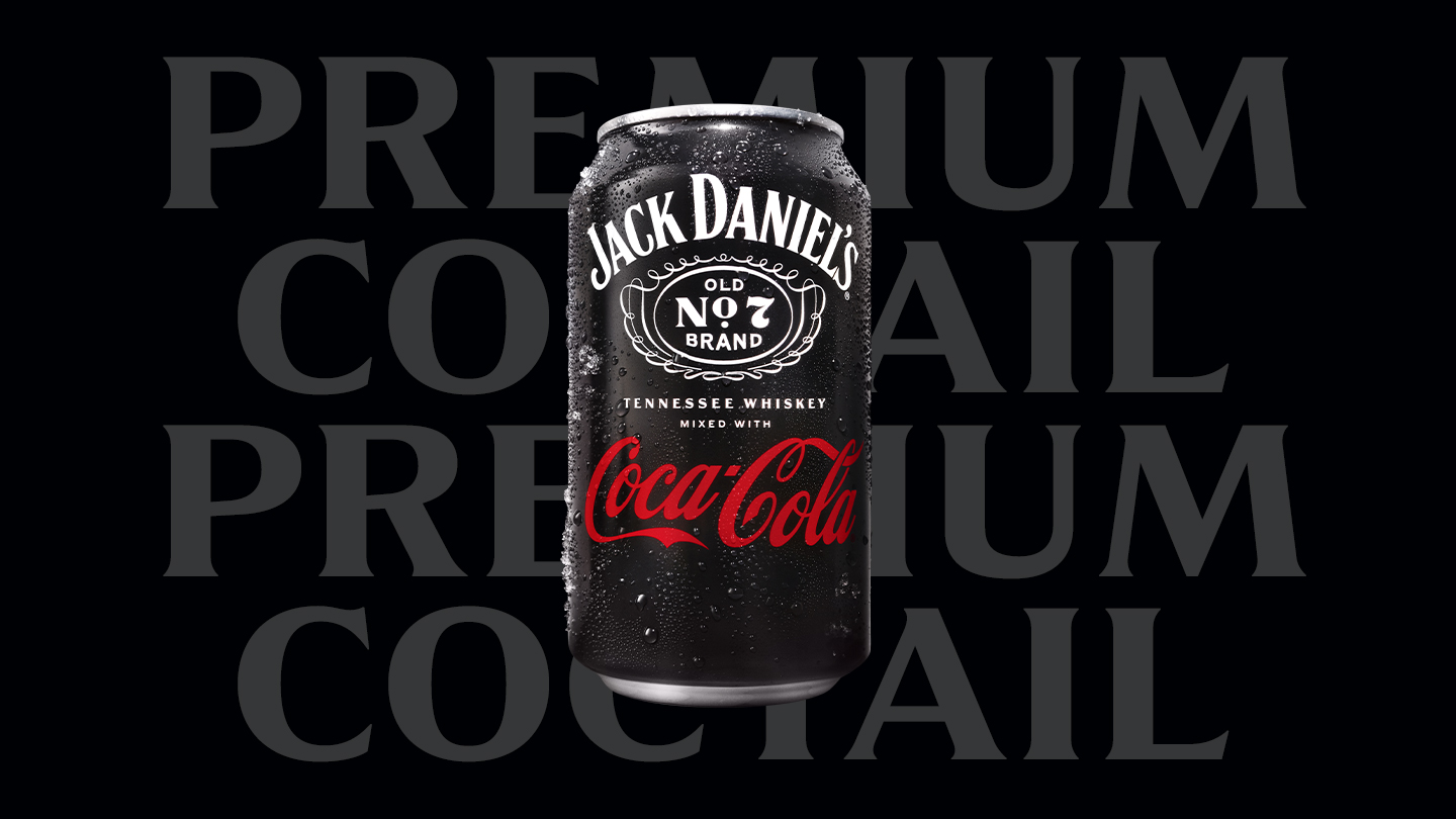 Kanaçe Jack Daniel’s dhe Coca-Cola me dizajn të zi dhe tekst të bardhë e të kuq, mbi sfond me fjalët “Premium Cocktail”.