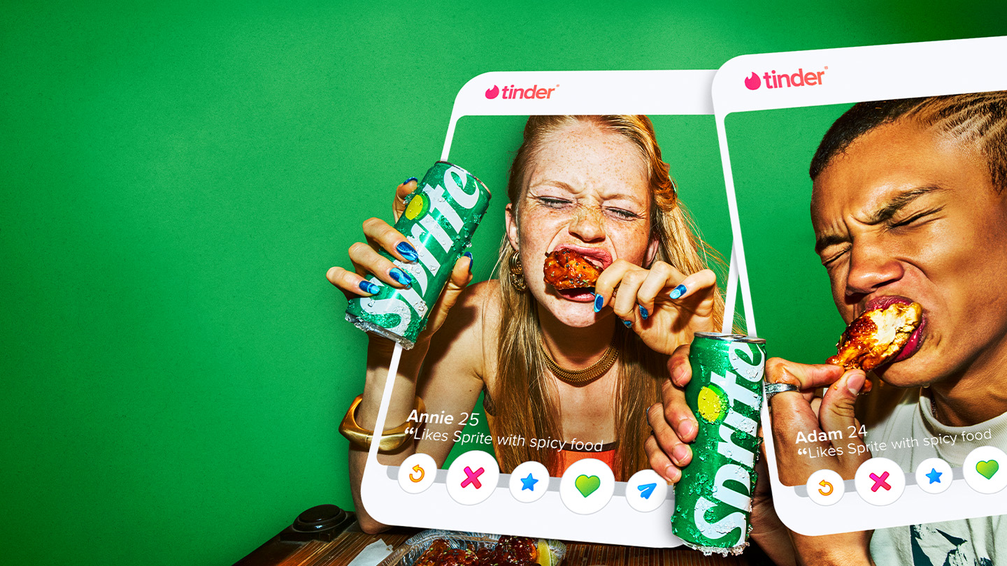 Image promotionnelle montrant une carte de profil Tinder devant une personne tenant une canette verte de Sprite, assise à une table avec de la nourriture épicée. L’arrière‑plan vert et l’ambiance dynamique mettent en avant la collaboration entre Sprite et Tinder.
