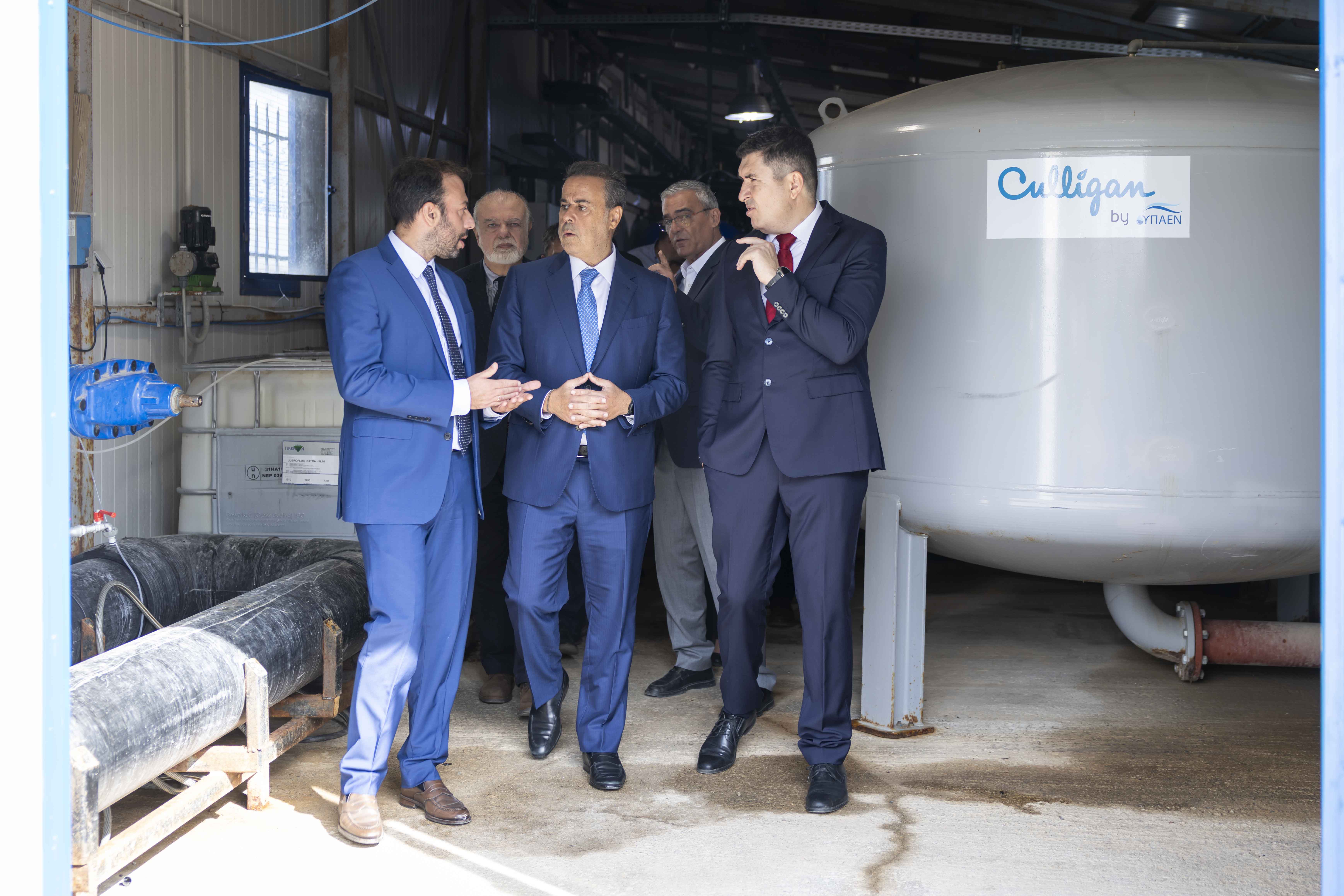 Ξενάγηση στο Ταχυδιυλιστήριο Σχηματαρίου: Σταύρος Μουρελάτος, Γενικός Διευθυντής της The Coca-Cola Hellas, με ευθύνη για Ελλάδα, Κύπρο και Μάλτα, Σταύρος Παπασταύρου, Υπουργός Περιβάλλοντος και Ενέργειας, Svetoslav Atanasov, Γενικός Διευθυντής της Coca-Cola Τρία Έψιλον για Ελλάδα & Κύπρο (από αριστερά προς δεξιά)